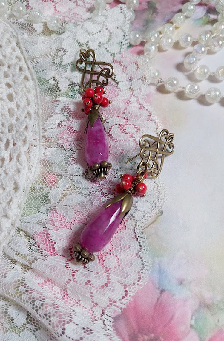 BO Framboises mont&eacute;es avec des perles en Jade, clous, rondelles, coupelles et crochets d'oreilles estampes 
