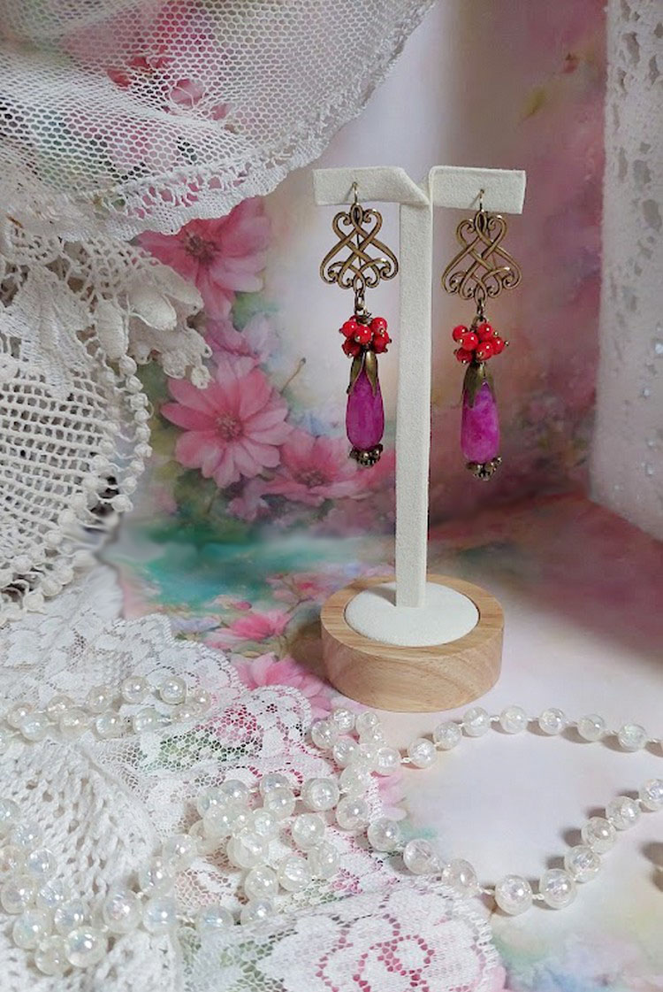 BO Framboises mont&eacute;es avec des perles en Jade, clous, rondelles, coupelles et crochets d'oreilles estampes 
