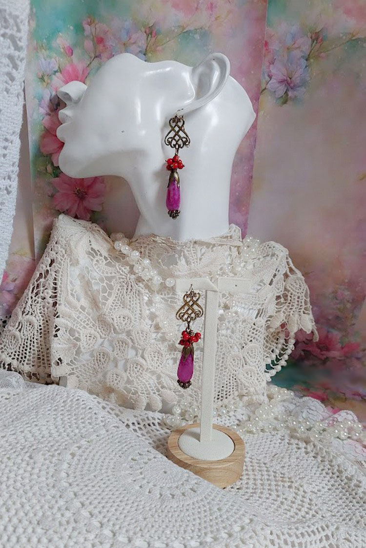 BO Framboises mont&eacute;es avec des perles en Jade, clous, rondelles, coupelles et crochets d'oreilles estampes 