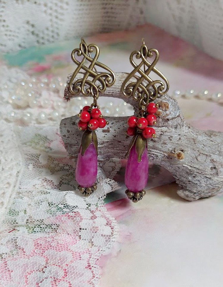 BO Framboises mont&eacute;es avec des perles en Jade, clous, rondelles, coupelles et crochets d'oreilles estampes 