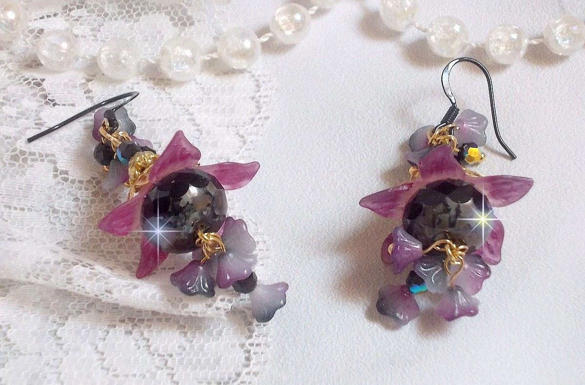 BO Funky Black avec des perles facett&eacute;es verre de boh&egrave;me en forme de potiron, fleurs clochettes Purple, fleurs lucites peintes &agrave; la main, coupelles et cristaux. Mont&eacute;s sur des crochets en laiton Noir.