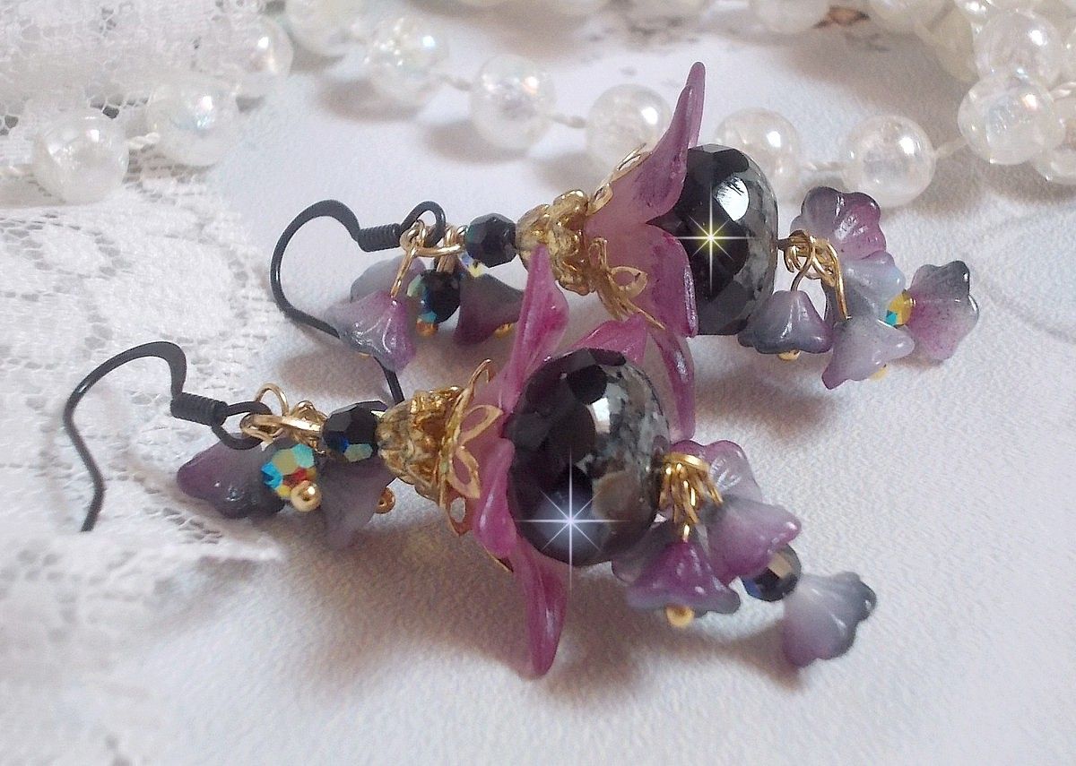 BO Funky Black avec des perles facett&eacute;es verre de boh&egrave;me en forme de potiron, fleurs clochettes Purple, fleurs lucites peintes &agrave; la main, coupelles et cristaux. Mont&eacute;s sur des crochets en laiton Noir.
