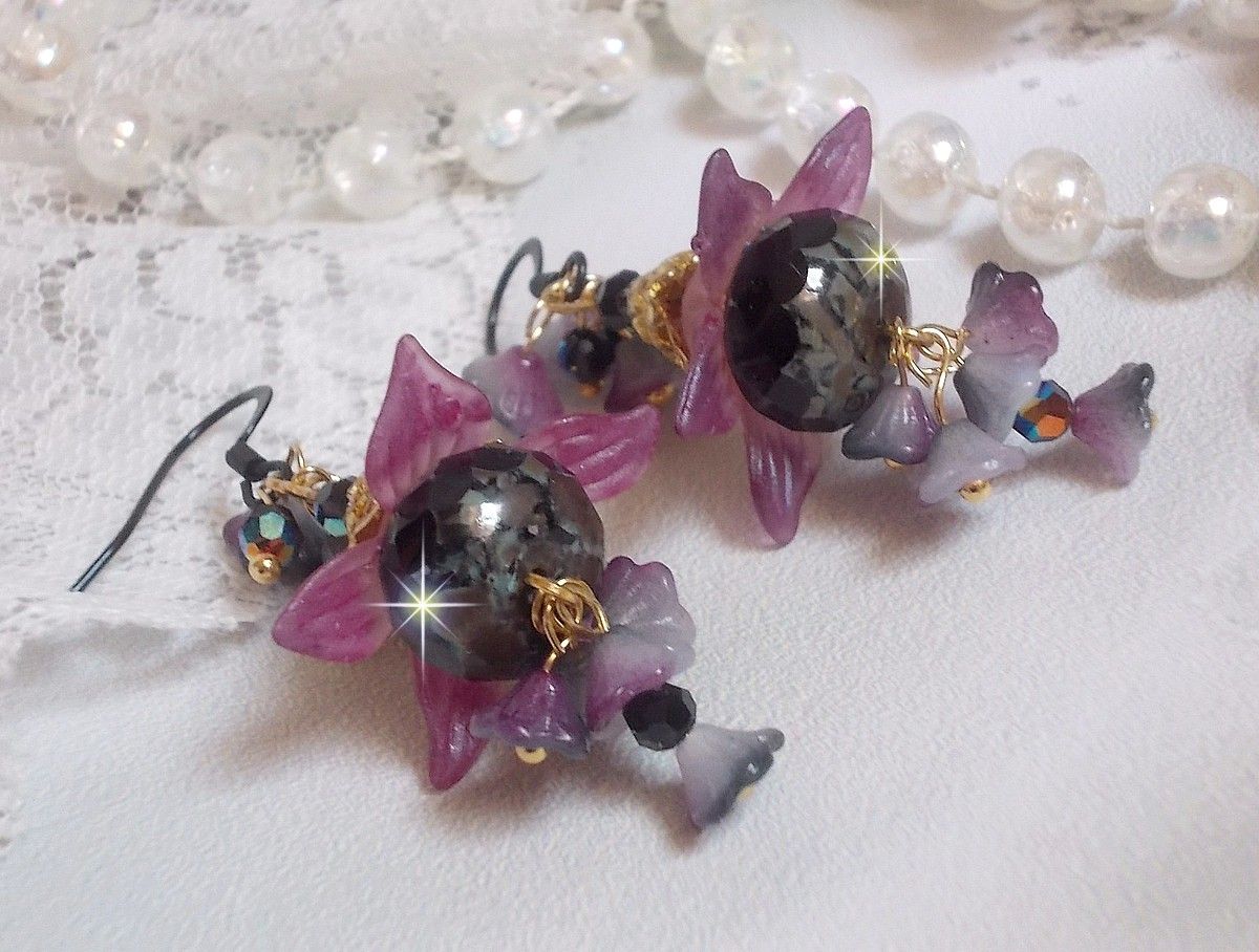 BO Funky Black avec des perles facett&eacute;es verre de boh&egrave;me en forme de potiron, fleurs clochettes Purple, fleurs lucites peintes &agrave; la main, coupelles et cristaux. Mont&eacute;s sur des crochets en laiton Noir.
