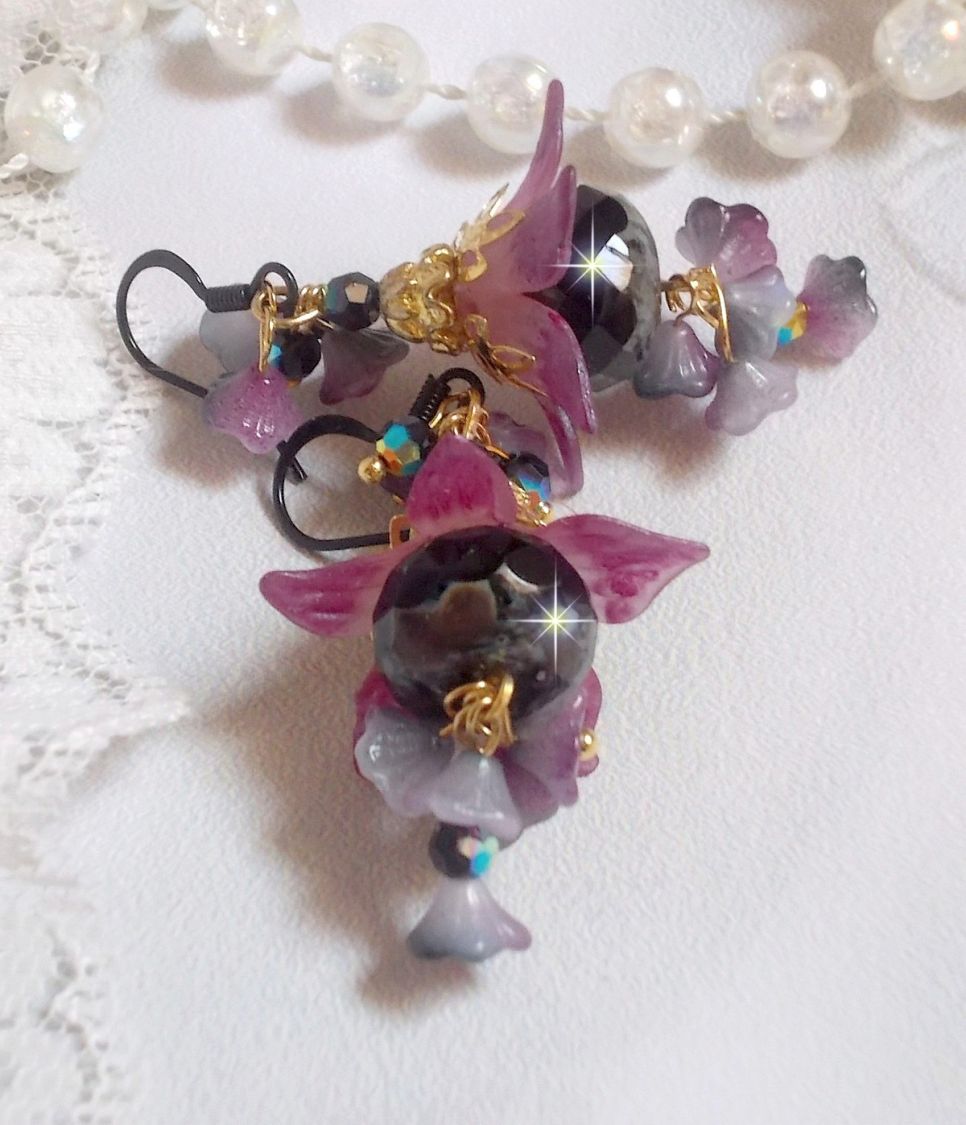 BO Funky Black avec des perles facett&eacute;es verre de boh&egrave;me en forme de potiron, fleurs clochettes Purple, fleurs lucites peintes &agrave; la main, coupelles et cristaux. Mont&eacute;s sur des crochets en laiton Noir.