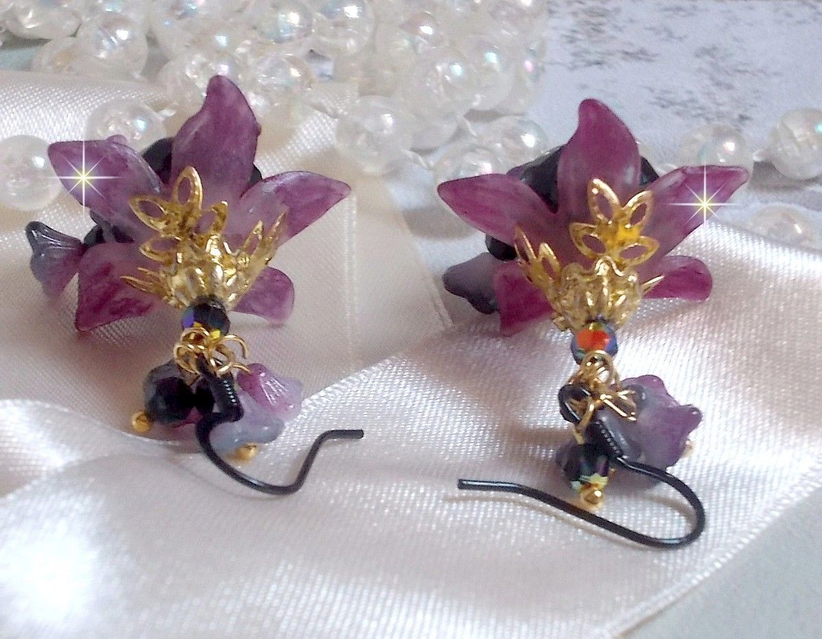 BO Funky Black avec des perles facett&eacute;es verre de boh&egrave;me en forme de potiron, fleurs clochettes Purple, fleurs lucites peintes &agrave; la main, coupelles et cristaux. Mont&eacute;s sur des crochets en laiton Noir.