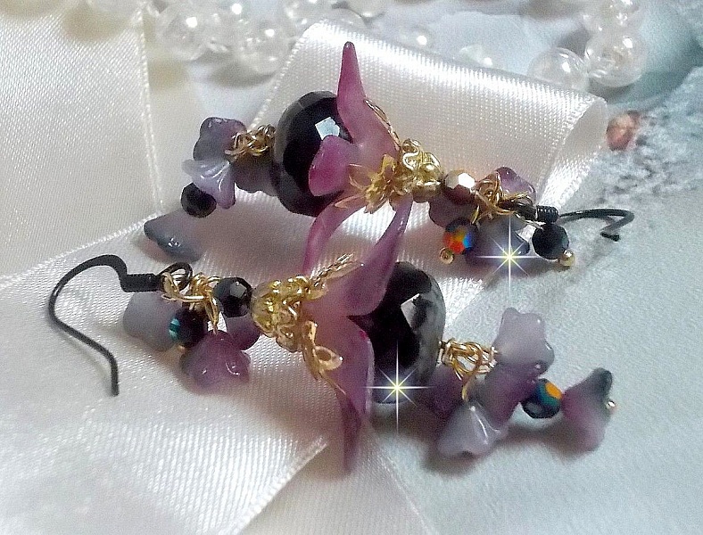 BO Funky Black avec des perles facett&eacute;es verre de boh&egrave;me en forme de potiron, fleurs clochettes Purple, fleurs lucites peintes &agrave; la main, coupelles et cristaux. Mont&eacute;s sur des crochets en laiton Noir.
