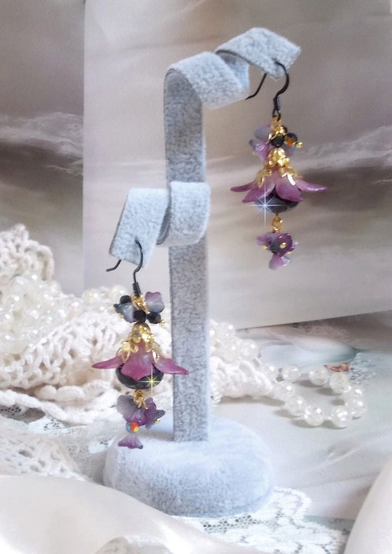 BO Funky Black avec des perles facett&eacute;es verre de boh&egrave;me en forme de potiron, fleurs clochettes Purple, fleurs lucites peintes &agrave; la main, coupelles et cristaux. Mont&eacute;s sur des crochets en laiton Noir.