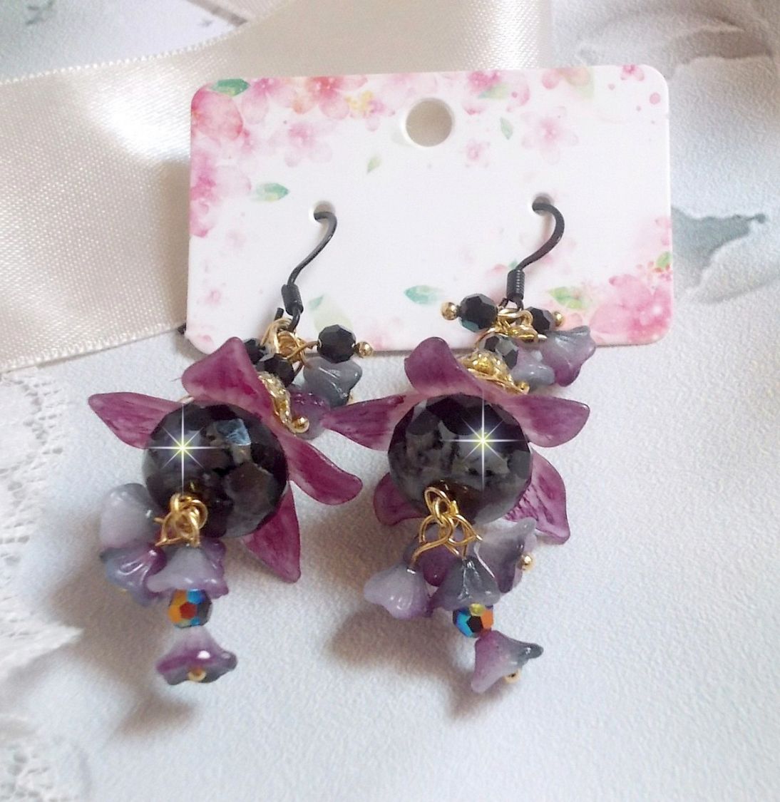 BO Funky Black avec des perles facett&eacute;es verre de boh&egrave;me en forme de potiron, fleurs clochettes Purple, fleurs lucites peintes &agrave; la main, coupelles et cristaux. Mont&eacute;s sur des crochets en laiton Noir.