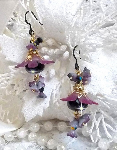 BO Funky Black avec des perles facett&eacute;es verre de boh&egrave;me en forme de potiron, fleurs clochettes Purple, fleurs lucites peintes &agrave; la main, coupelles et cristaux. Mont&eacute;s sur des crochets en laiton Noir.