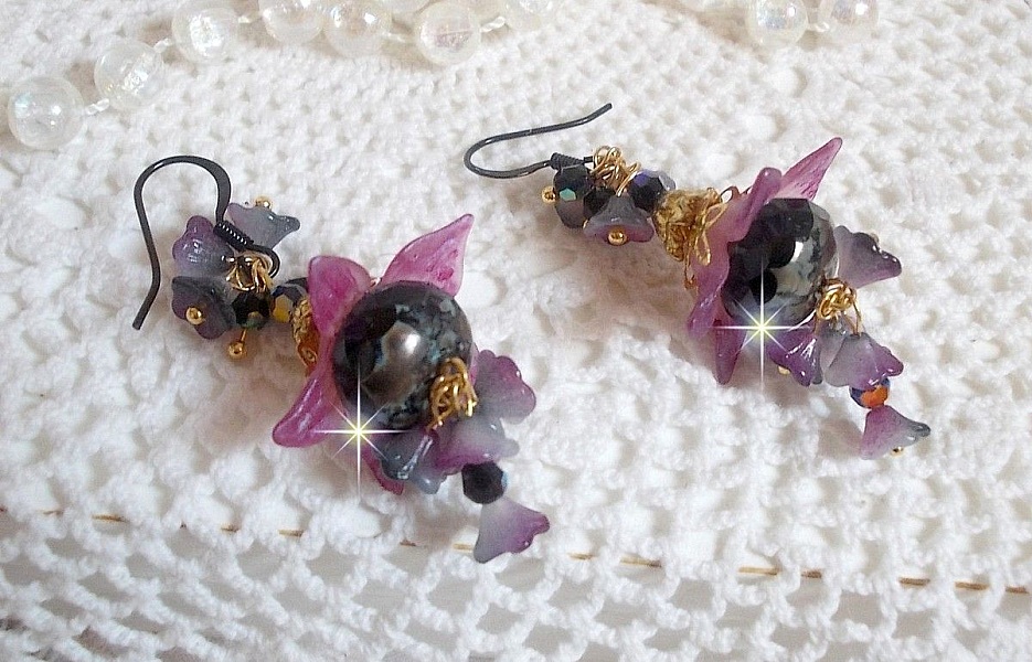 BO Funky Black avec des perles facett&eacute;es verre de boh&egrave;me en forme de potiron, fleurs clochettes Purple, fleurs lucites peintes &agrave; la main, coupelles et cristaux. Mont&eacute;s sur des crochets en laiton Noir.