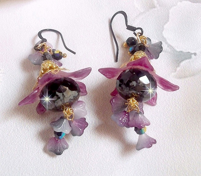 BO Funky Black avec des perles facett&eacute;es verre de boh&egrave;me en forme de potiron, fleurs clochettes Purple, fleurs lucites peintes &agrave; la main, coupelles et cristaux. Mont&eacute;s sur des crochets en laiton Noir.