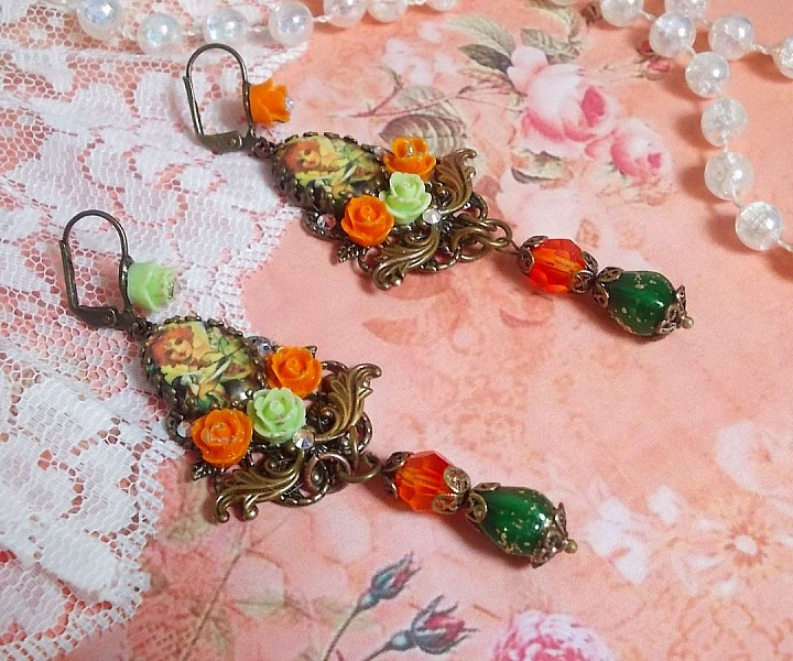 BO F&eacute;es Aloes Potiron repr&eacute;sentant un cabochon d&rsquo;une f&eacute;e aux couleurs roses oranges/Vert Anis, cristaux, estampes et dormeuses Bronze en laiton. Une inspiration d&rsquo;un &ecirc;tre l&eacute;gendaire.