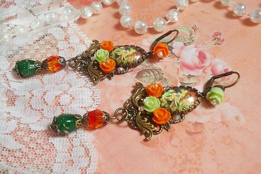 BO F&eacute;es Aloes Potiron repr&eacute;sentant un cabochon d&rsquo;une f&eacute;e aux couleurs roses oranges/Vert Anis, cristaux, estampes et dormeuses Bronze en laiton. Une inspiration d&rsquo;un &ecirc;tre l&eacute;gendaire.