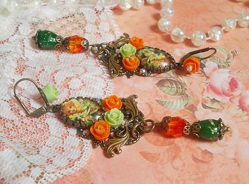 BO F&eacute;es Aloes Potiron repr&eacute;sentant un cabochon d&rsquo;une f&eacute;e aux couleurs roses oranges/Vert Anis, cristaux, estampes et dormeuses Bronze en laiton. Une inspiration d&rsquo;un &ecirc;tre l&eacute;gendaire.