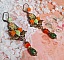 BO F&eacute;es Aloes Potiron repr&eacute;sentant un cabochon d&rsquo;une f&eacute;e aux couleurs roses oranges/Vert Anis, cristaux, estampes et dormeuses Bronze en laiton. Une inspiration d&rsquo;un &ecirc;tre l&eacute;gendaire.