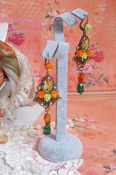 BO F&eacute;es Aloes Potiron repr&eacute;sentant un cabochon d&rsquo;une f&eacute;e aux couleurs roses oranges/Vert Anis, cristaux, estampes et dormeuses Bronze en laiton. Une inspiration d&rsquo;un &ecirc;tre l&eacute;gendaire.
