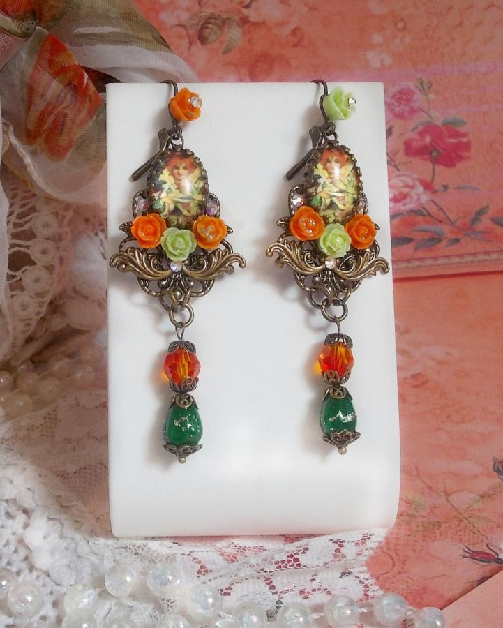 BO F&eacute;es Aloes Potiron repr&eacute;sentant un cabochon d&rsquo;une f&eacute;e aux couleurs roses oranges/Vert Anis, cristaux, estampes et dormeuses Bronze en laiton. Une inspiration d&rsquo;un &ecirc;tre l&eacute;gendaire.