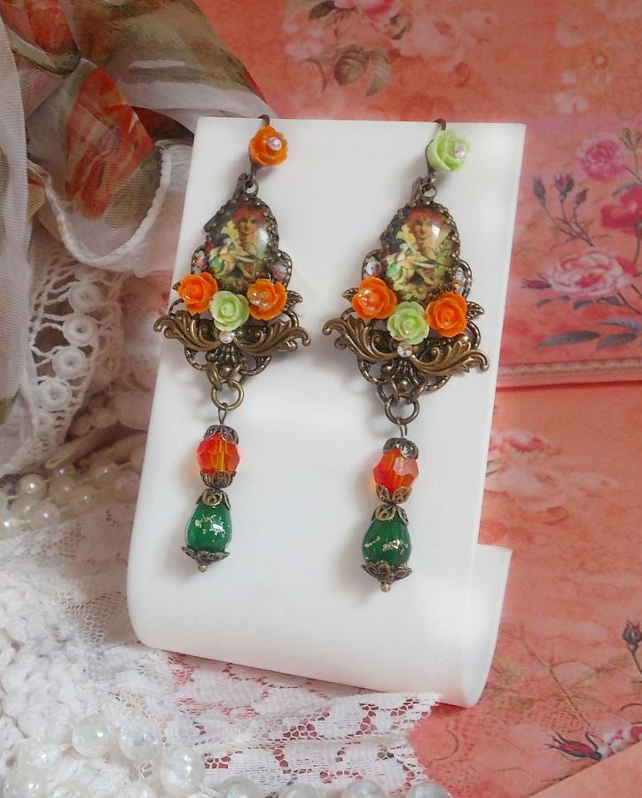 BO F&eacute;es Aloes Potiron repr&eacute;sentant un cabochon d&rsquo;une f&eacute;e aux couleurs roses oranges/Vert Anis, cristaux, estampes et dormeuses Bronze en laiton. Une inspiration d&rsquo;un &ecirc;tre l&eacute;gendaire.