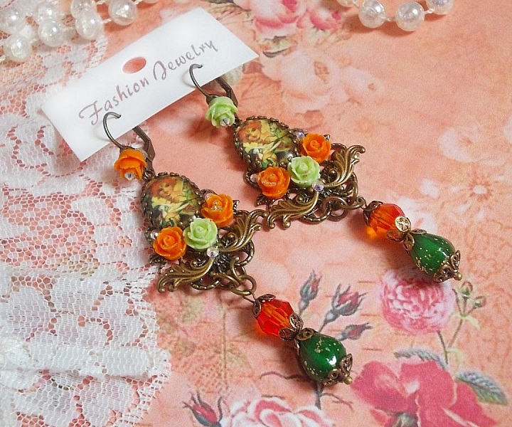 BO F&eacute;es Aloes Potiron repr&eacute;sentant un cabochon d&rsquo;une f&eacute;e aux couleurs roses oranges/Vert Anis, cristaux, estampes et dormeuses Bronze en laiton. Une inspiration d&rsquo;un &ecirc;tre l&eacute;gendaire.