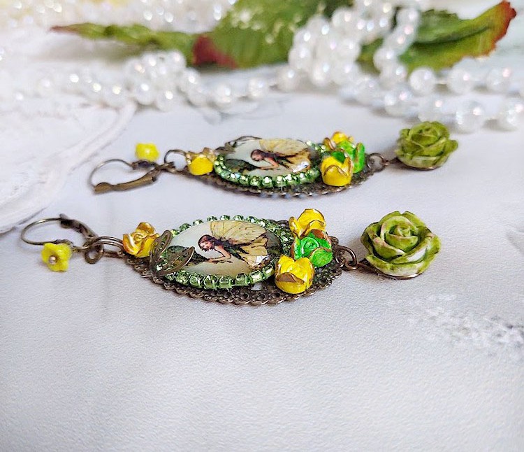 Boucles d'oreilles fée avec fleurs en polymère et strass.