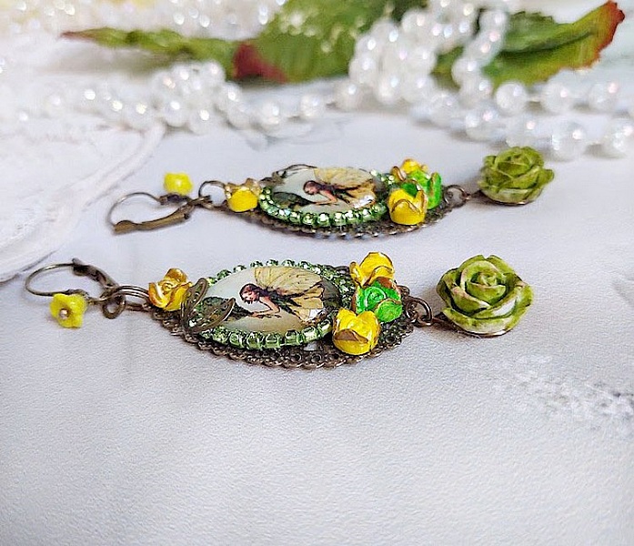 Boucles d'oreilles fée avec fleurs en polymère et strass.