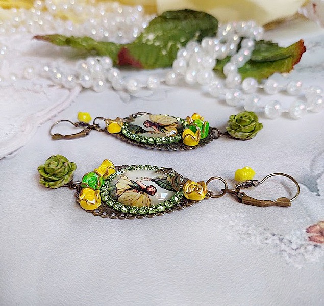 Boucles d'oreilles fée papillon avec cabochons, strass et fleurs polymères.