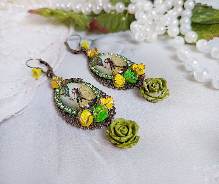 Boucles d'oreilles fée avec cabochons, strass et fleurs polymères.