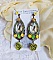 Boucles d'oreilles pendantes fée avec fleurs et cabochons ovales.