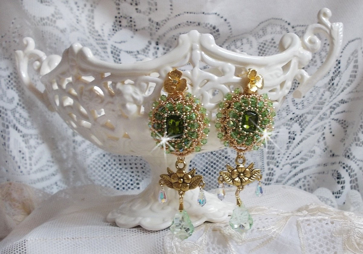 BO Garden Party brod&eacute;es avec des cabochons vintage vert, des cristaux de Swarovski, des perles nacr&eacute;es et des rocailles Miyuki