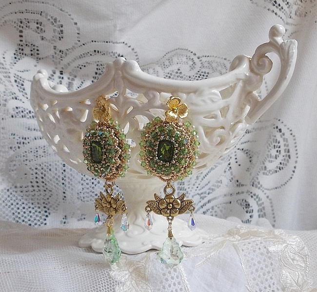 BO Garden Party brod&eacute;es avec des cabochons vintage vert, des cristaux de Swarovski, des perles nacr&eacute;es et des rocailles Miyuki