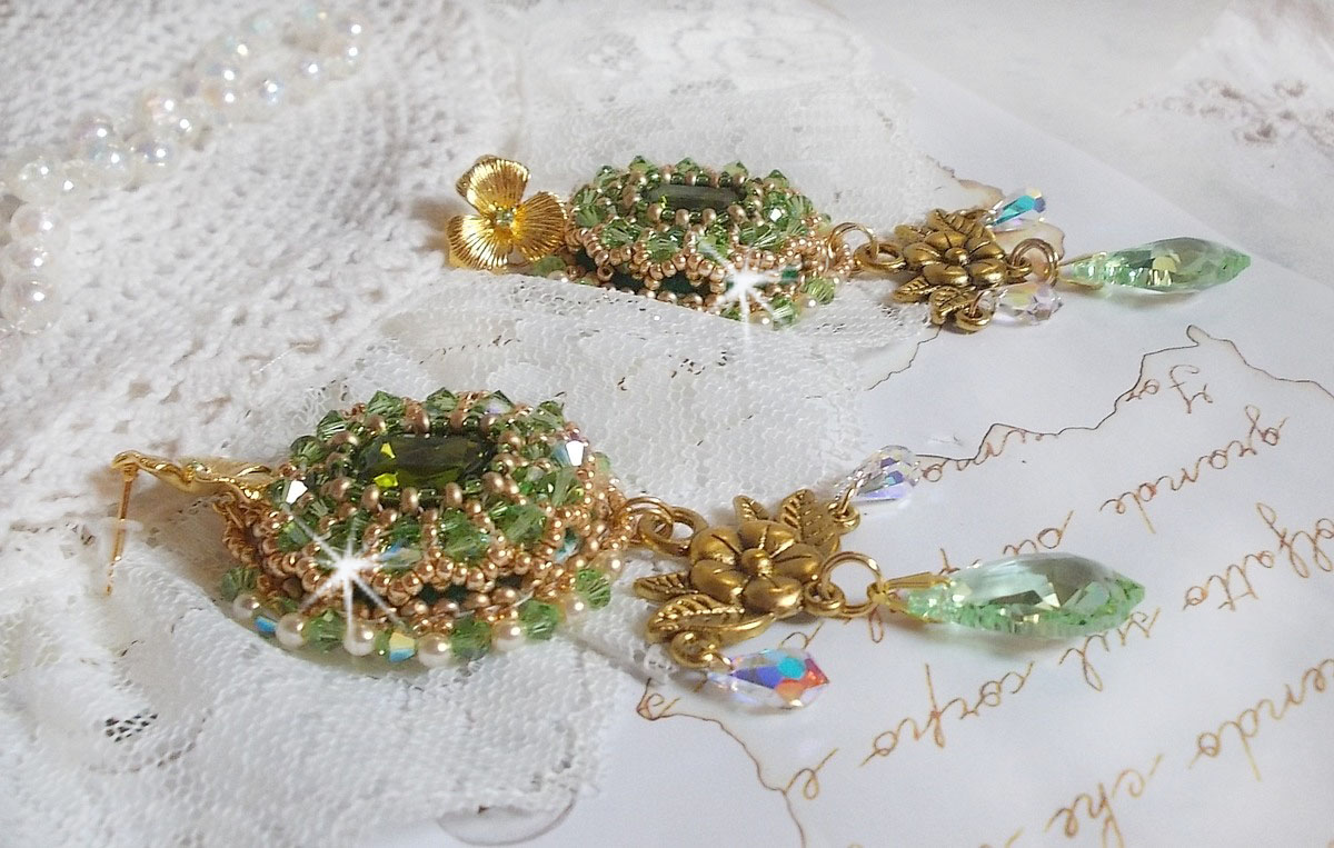 BO Garden Party brod&eacute;es avec des cabochons vintage vert, des cristaux de Swarovski, des perles nacr&eacute;es et des rocailles Miyuki