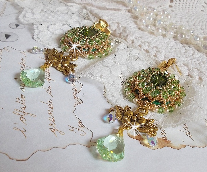 BO Garden Party brod&eacute;es avec des cabochons vintage vert, des cristaux de Swarovski, des perles nacr&eacute;es et des rocailles Miyuki