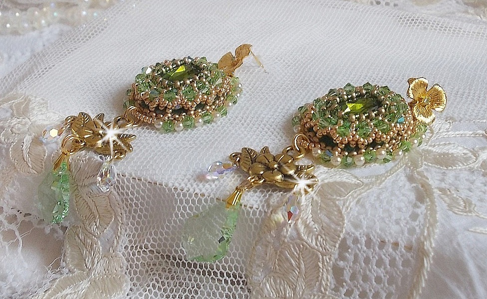 BO Garden Party brod&eacute;es avec des cabochons vintage vert, des cristaux de Swarovski, des perles nacr&eacute;es et des rocailles Miyuki