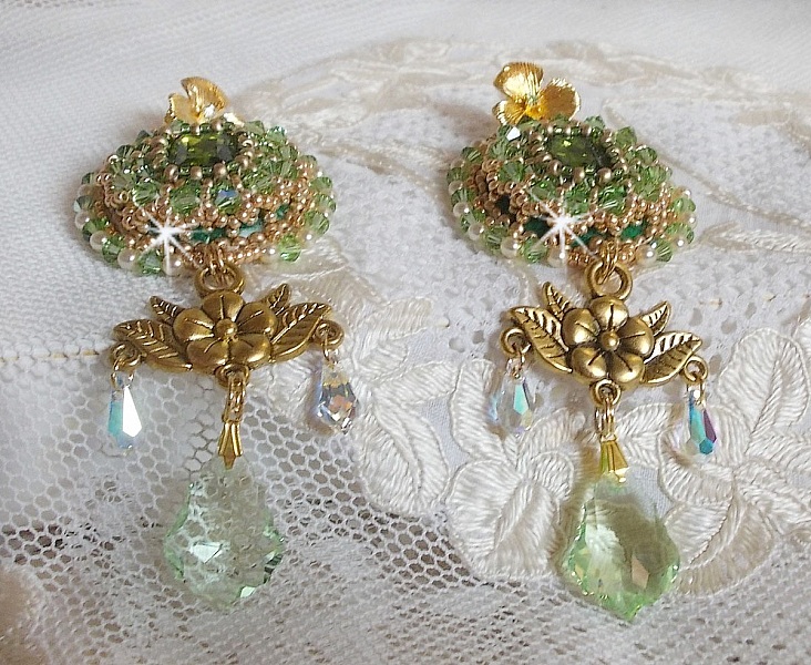 BO Garden Party brod&eacute;es avec des cabochons vintage vert, des cristaux de Swarovski, des perles nacr&eacute;es et des rocailles Miyuki
