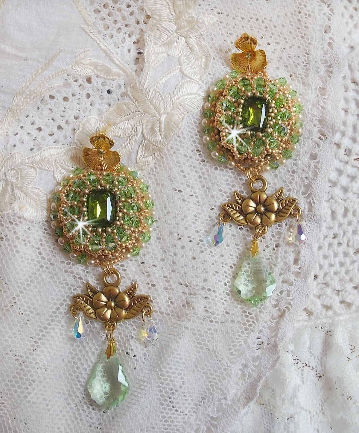 BO Garden Party brod&eacute;es avec des cabochons vintage vert, des cristaux de Swarovski, des perles nacr&eacute;es et des rocailles Miyuki