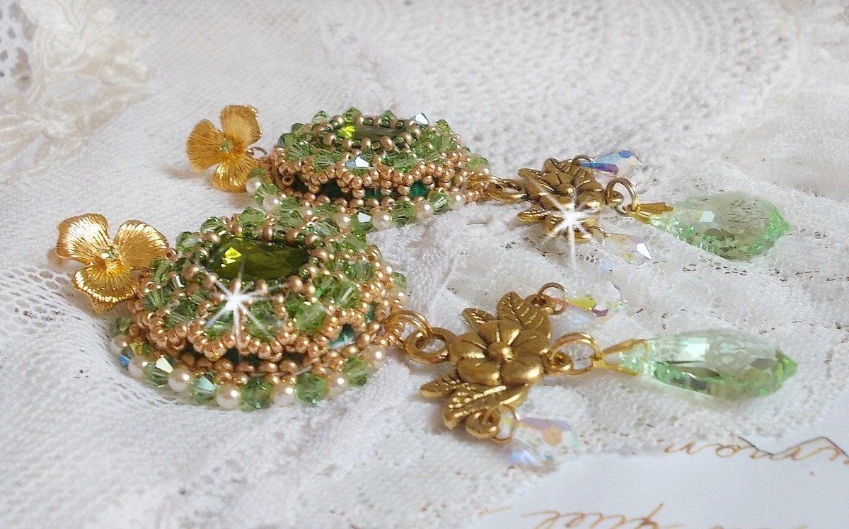 BO Garden Party brod&eacute;es avec des cabochons vintage vert, des cristaux de Swarovski, des perles nacr&eacute;es et des rocailles Miyuki