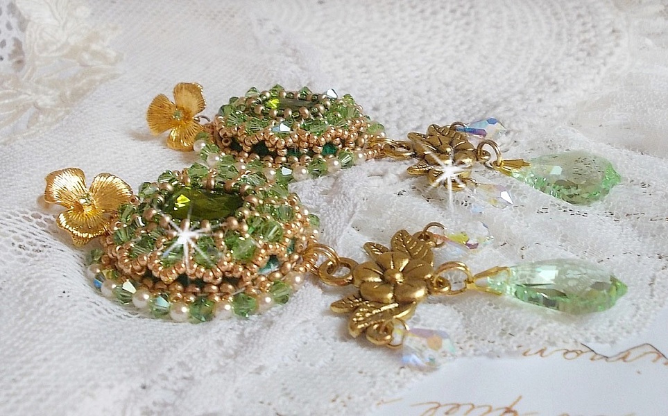 BO Garden Party brod&eacute;es avec des cabochons vintage vert, des cristaux de Swarovski, des perles nacr&eacute;es et des rocailles Miyuki
