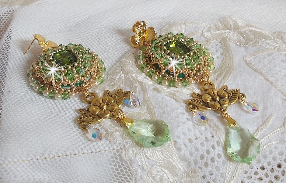 BO Garden Party brod&eacute;es avec des cabochons vintage vert, des cristaux de Swarovski, des perles nacr&eacute;es et des rocailles Miyuki