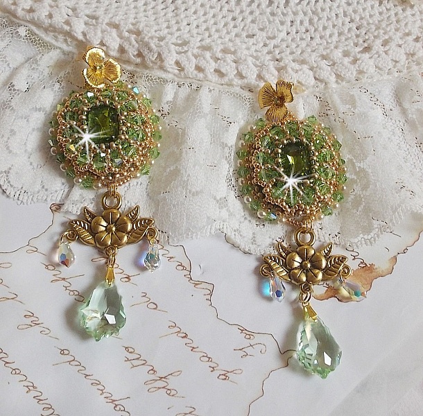 BO Garden Party brod&eacute;es avec des cabochons vintage vert, des cristaux de Swarovski, des perles nacr&eacute;es et des rocailles Miyuki