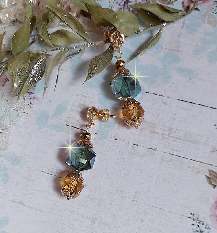 BO Glamour Scintillant mont&eacute;es avec cabochons et perles en Cristal, perles cubes octogonaux cristal &eacute;lectrolytique et clous d'oreilles en laiton dor&eacute;