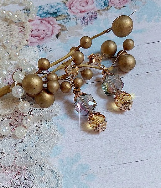 BO Glamour Scintillant mont&eacute;es avec cabochons et perles en Cristal, perles cubes octogonaux cristal &eacute;lectrolytique et clous d'oreilles en laiton dor&eacute;