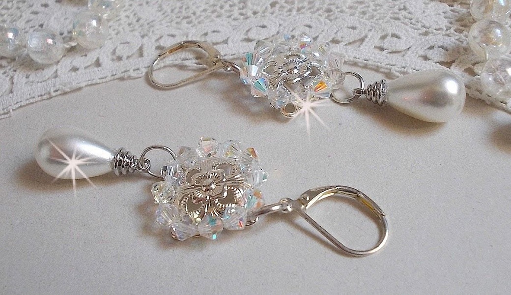 BO Gouttelettes givr&eacute;es aux gouttes Blanches de Majorque avec des estampes &agrave; laquelle s&rsquo;ajoute des toupies en Cristal AB. Le tout est mont&eacute; sur des dormeuses en Argent 925/1000 pour un style moderne