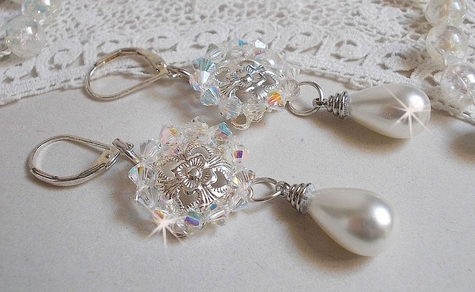 BO Gouttelettes givr&eacute;es aux gouttes Blanches de Majorque avec des estampes &agrave; laquelle s&rsquo;ajoute des toupies en Cristal AB. Le tout est mont&eacute; sur des dormeuses en Argent 925/1000 pour un style moderne