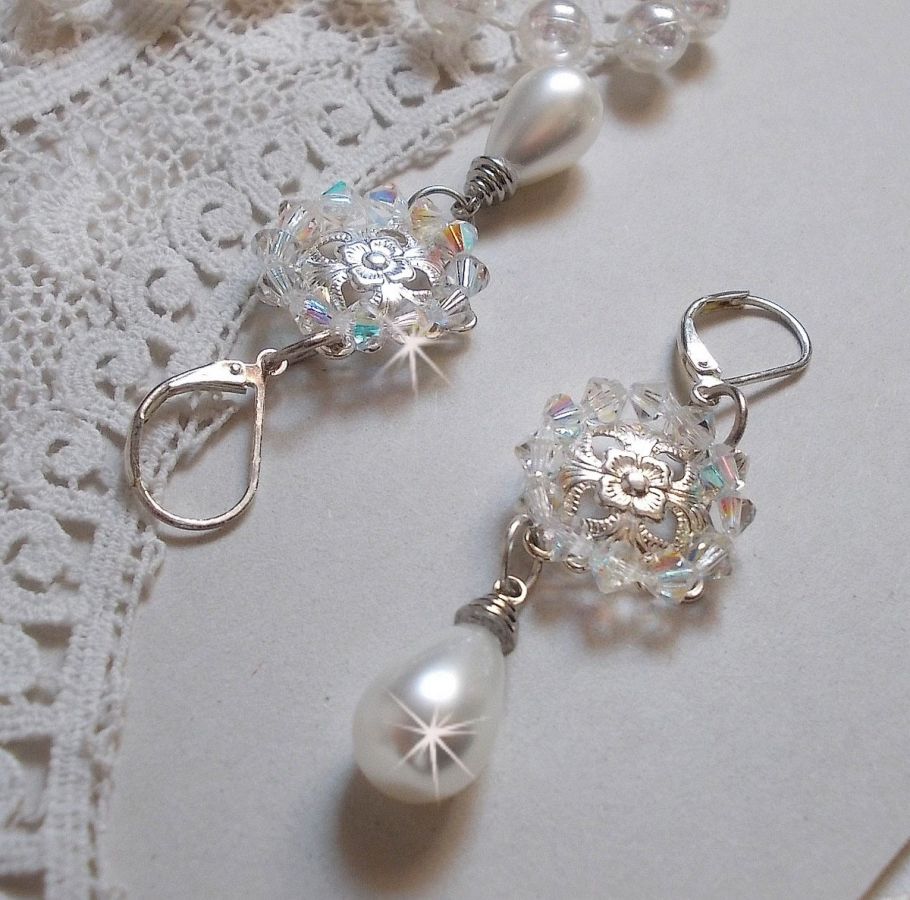 BO Gouttelettes givr&eacute;es aux gouttes Blanches de Majorque avec des estampes &agrave; laquelle s&rsquo;ajoute des toupies en Cristal AB. Le tout est mont&eacute; sur des dormeuses en Argent 925/1000 pour un style moderne