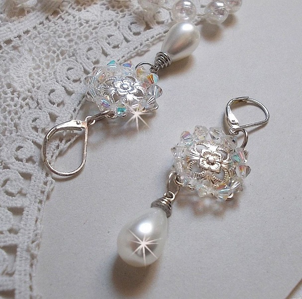 BO Gouttelettes givr&eacute;es aux gouttes Blanches de Majorque avec des estampes &agrave; laquelle s&rsquo;ajoute des toupies en Cristal AB. Le tout est mont&eacute; sur des dormeuses en Argent 925/1000 pour un style moderne