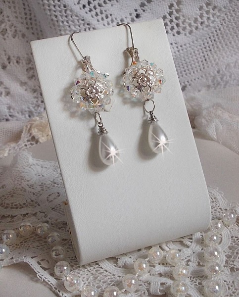 BO Gouttelettes givr&eacute;es aux gouttes Blanches de Majorque avec des estampes &agrave; laquelle s&rsquo;ajoute des toupies en Cristal AB. Le tout est mont&eacute; sur des dormeuses en Argent 925/1000 pour un style moderne
