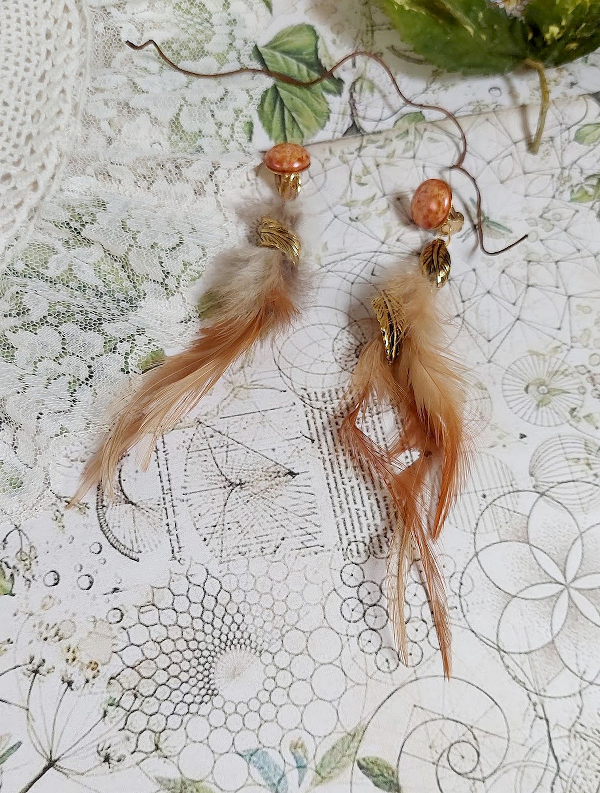 BO Grandes Plumes Ambre mont&eacute;es avec des plumes de Coq trois tons, breloques feuilles torsad&eacute;esl, cabochons en Verre et clips d&rsquo;oreilles en laiton