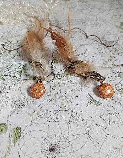 BO Grandes Plumes Ambre mont&eacute;es avec des plumes de Coq trois tons, breloques feuilles torsad&eacute;esl, cabochons en Verre et clips d&rsquo;oreilles en laiton