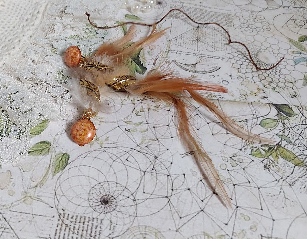 BO Grandes Plumes Ambre mont&eacute;es avec des plumes de Coq trois tons, breloques feuilles torsad&eacute;esl, cabochons en Verre et clips d&rsquo;oreilles en laiton