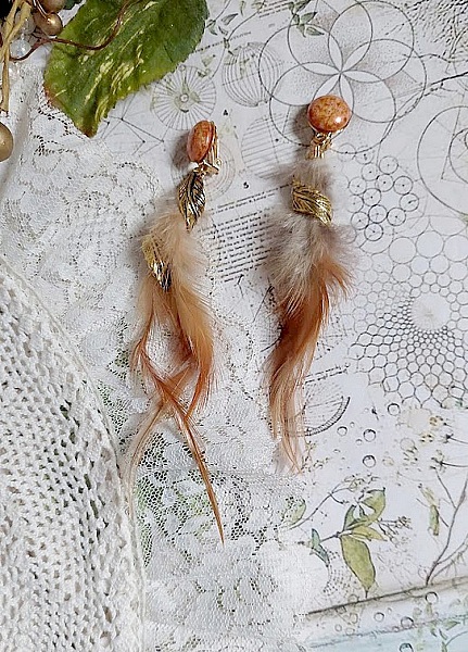 BO Grandes Plumes Ambre mont&eacute;es avec des plumes de Coq trois tons, breloques feuilles torsad&eacute;esl, cabochons en Verre et clips d&rsquo;oreilles en laiton